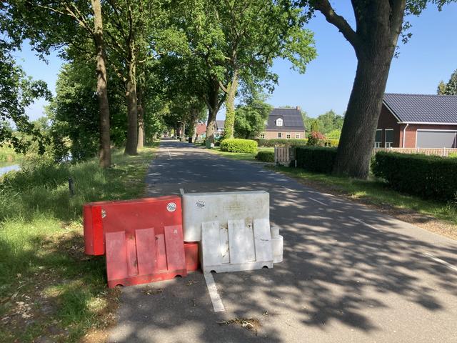 De plastic objecten die de snelheid op de weg naar beneden moeten halen, hebben (nog) niet het gewenste effect, constateert ook de gemeente.