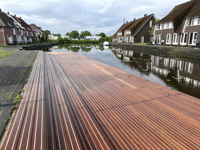 De nieuwe aanlegsteiger in het haventje bij de Perseus in Hoogeveen.