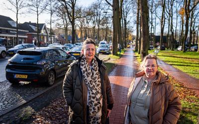Petra Hoekstra en Gonny Hollander op de Stationsweg in Zuidlaren. Hier moeten parkeerplaatsen wijken voor groen.
