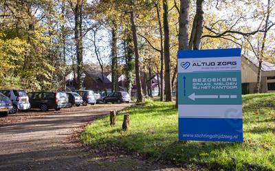 Alleen het bord van Altijd Zorg op het terrein van 't Ruige Veld oogt gelikt. De gebouwen zijn verouderd.