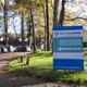 Alleen het bord van Altijd Zorg op het terrein van 't Ruige Veld oogt gelikt. De gebouwen zijn verouderd.