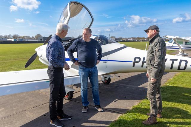 Voorzitter Erwin Slomp in gesprek met vliegeniers uit Teuge.