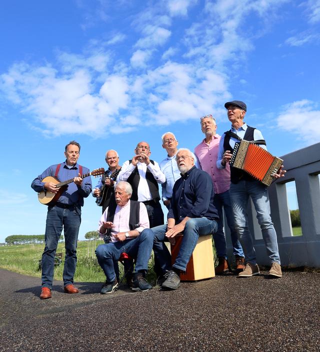 Sjak Papma en zijn vrienden spelen Ierse muziek.