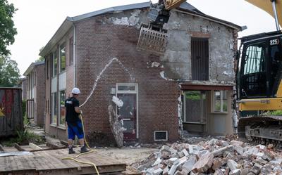 De sloop van tien huurwoningen aan het Burgemeester Gratamaplein is begonnen. In februari wordt begonnen met nieuwbouw.