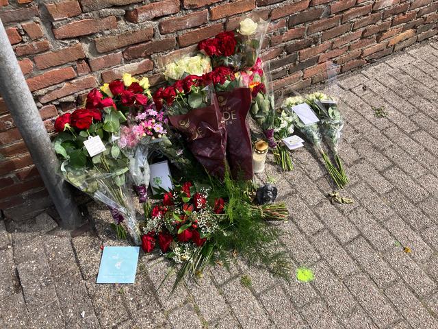 Bloemen en kaartjes op de plek van de schietpartij.