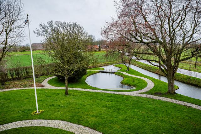 De tuin moet nodig worden aangepakt.