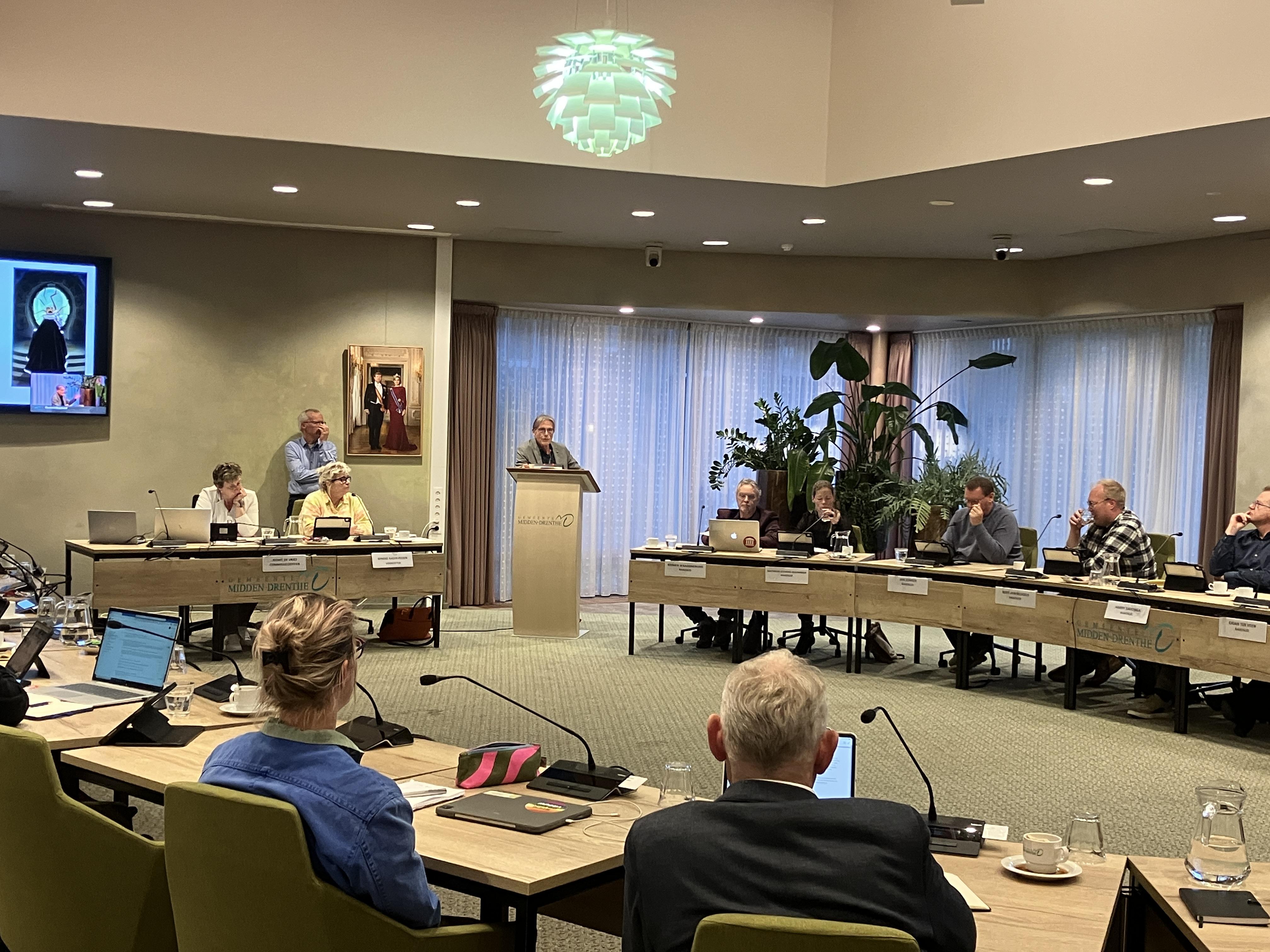 Rekenkamervoorzitter Jan Lunsing presenteert het rapport in de raadszaal in Beilen.