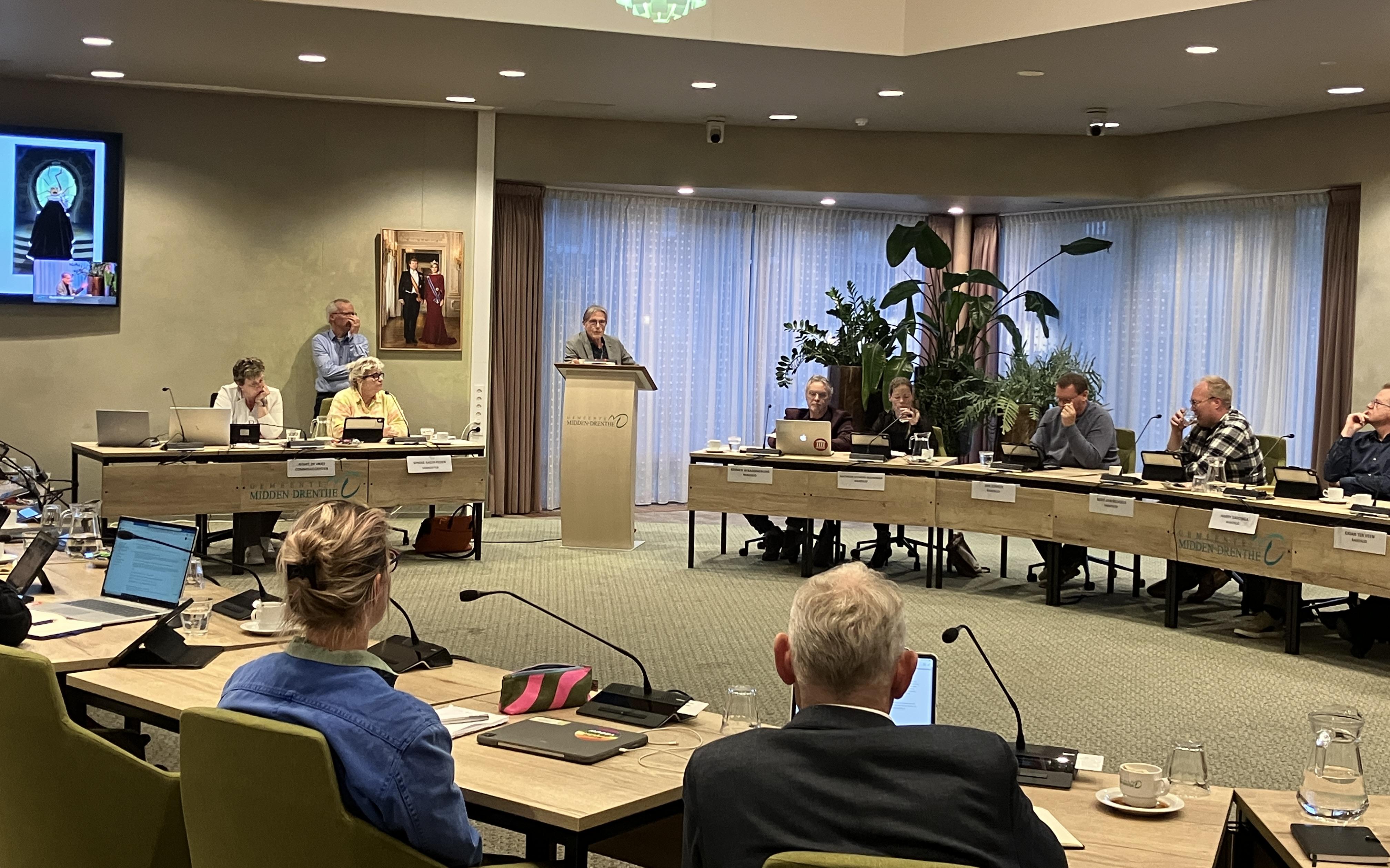 Rekenkamervoorzitter Jan Lunsing presenteert het rapport in de raadszaal in Beilen.