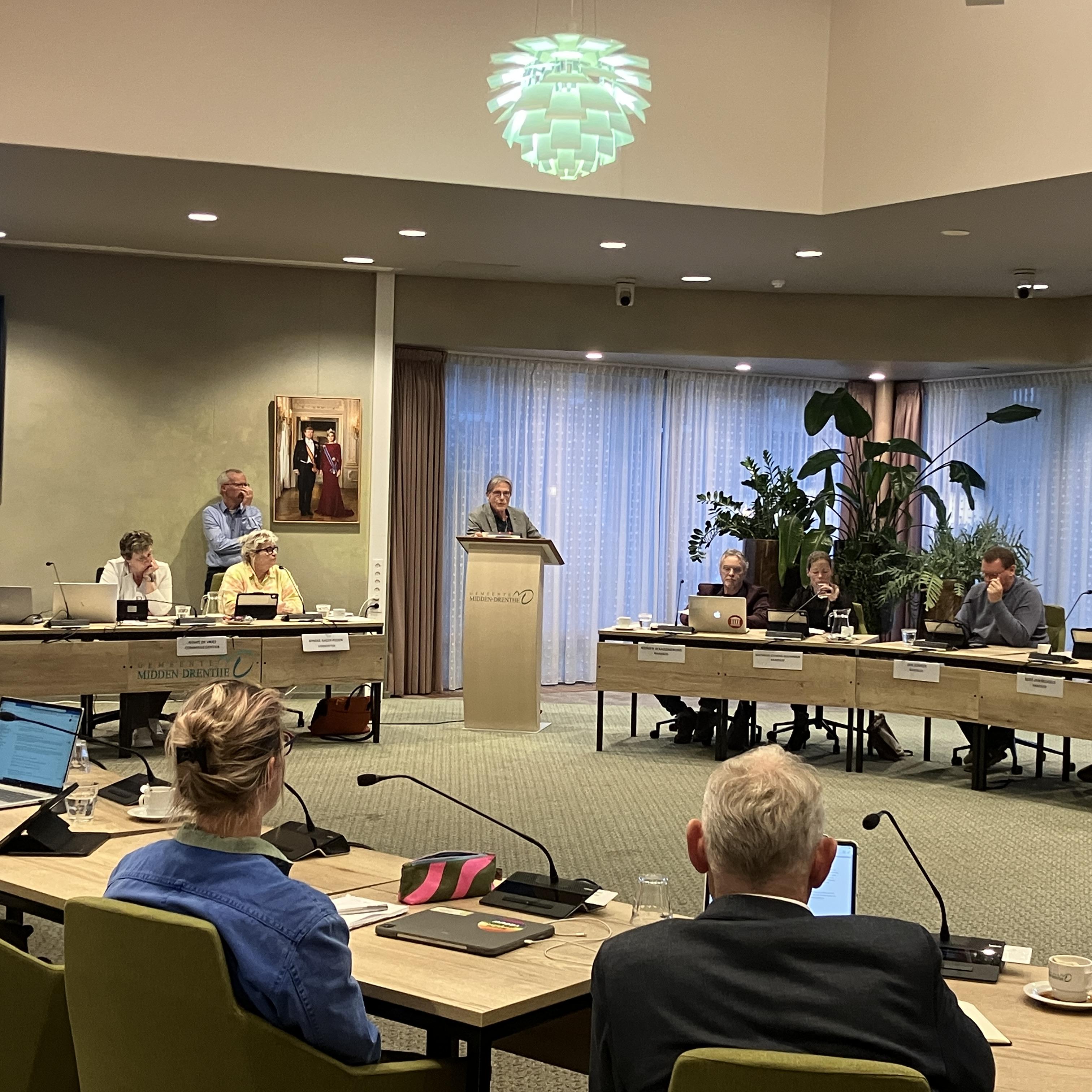 Rekenkamervoorzitter Jan Lunsing presenteert het rapport in de raadszaal in Beilen.