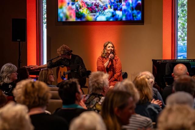 Annemiek Drenth: 'Ik hoop dat jullie veul troost halen uut de muziek.'