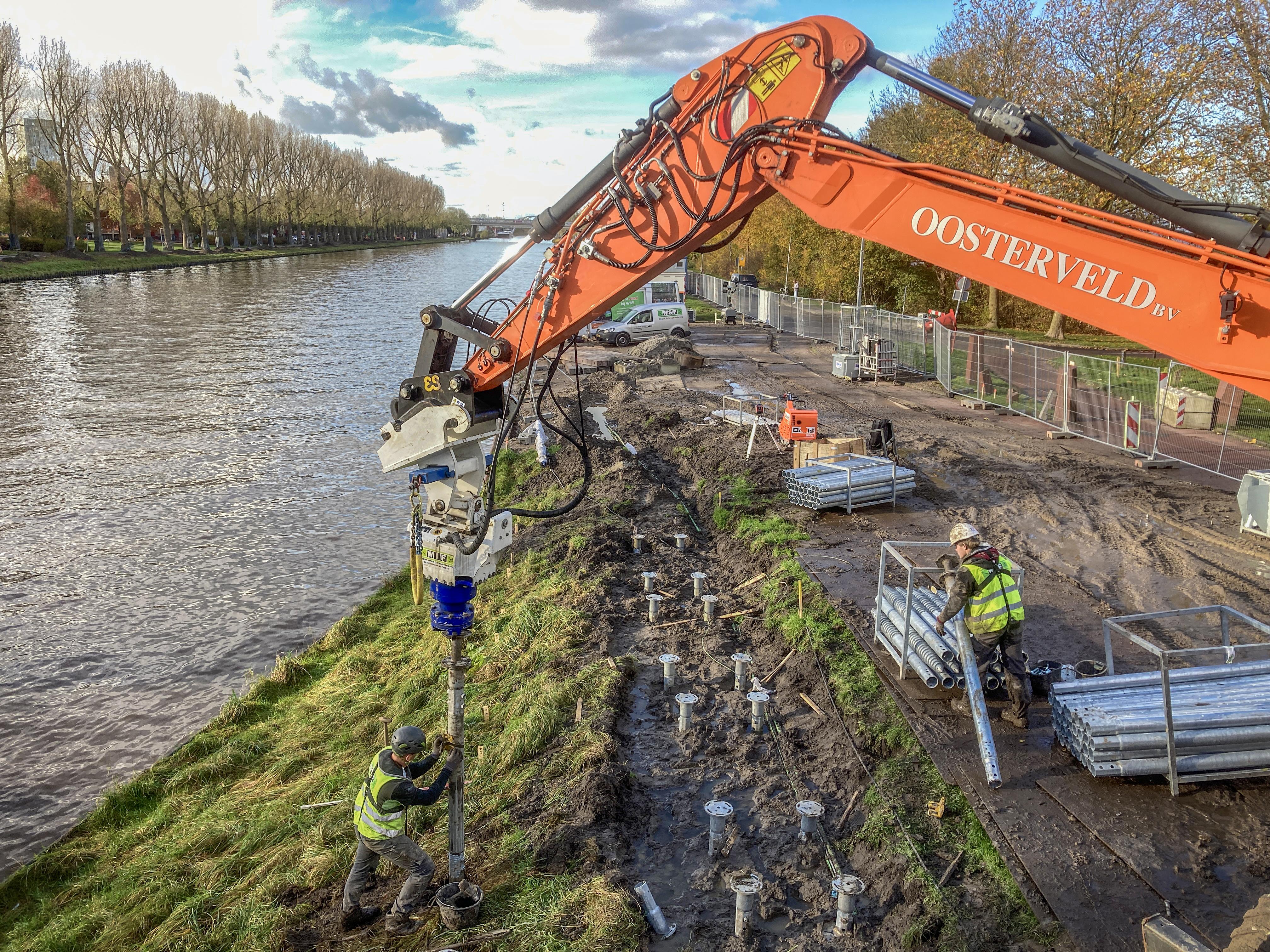 De bouwer van de hellingbanen bij de Gerrit Krolbrug is begonnen met de fundering. Langs het Van Starkenborghkanaal gaan palen van 12 meter lengte de grond in.   