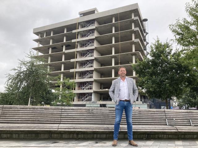 Jorgen Kruit in 2021 voor het ontmantelde voormalige kantoor van de Belastingdienst in het Emmer centrum.