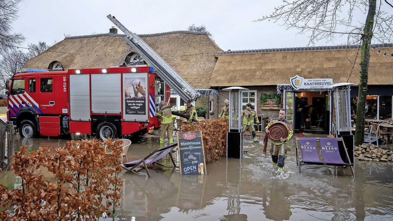 Een ondergelopen café in Kaatsheuvel.