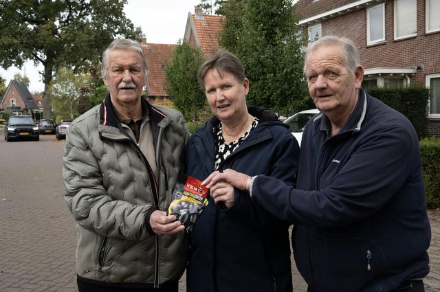 Martinus, Janny en Henk Rosies (v.l.n.r.) voor de plek waar het snoepwinkeltje van hun ouders stond.