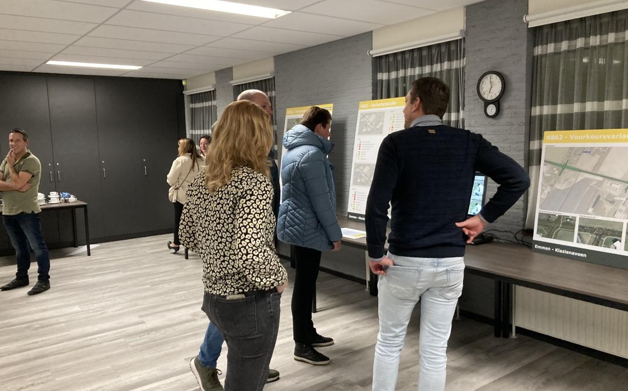 De inloopbijeenkomst in dorpshuis De Klink trok in totaal tussen de honderd en honderdvijftig belangstellenden. 