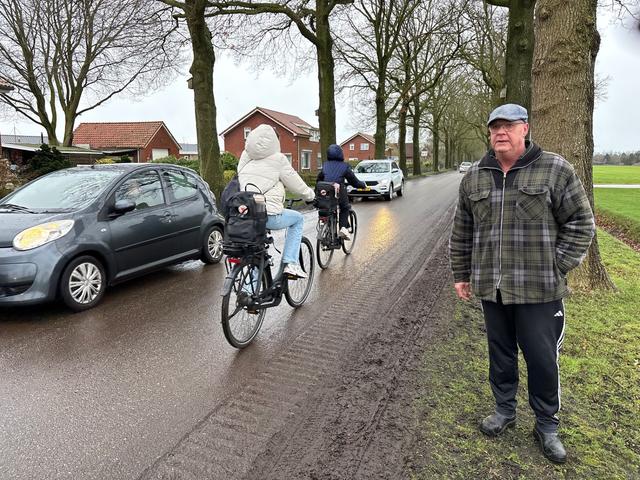 Johannes Doldersum bij de Scheidingsweg tussen Emmen en Nieuw-Amsterdam. Het is er superdruk en de bermen worden aan flarden gereden.