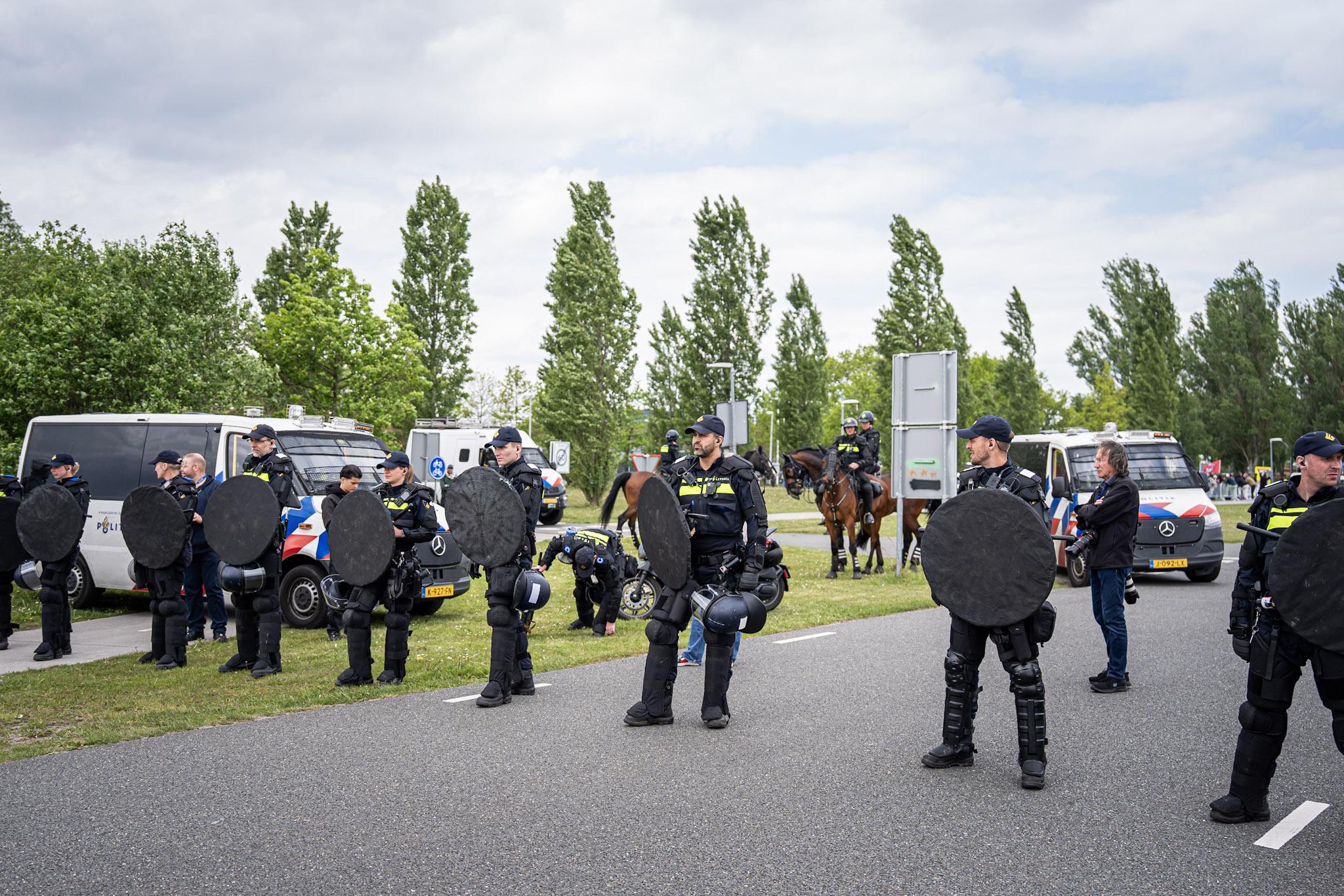 De ME houdt anti-azc betogers op afstand van het azc. Zij mogen daar niet komen. 