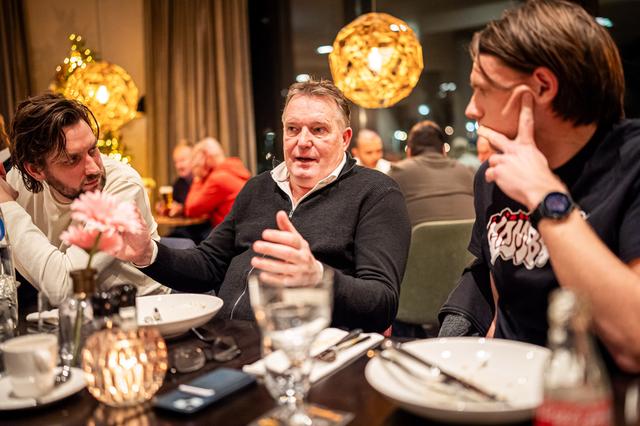 Ernst Söllner (midden) geeft als vaste gast in DVHN-podcast Radio Meerdijk vaak zijn visie op de club.