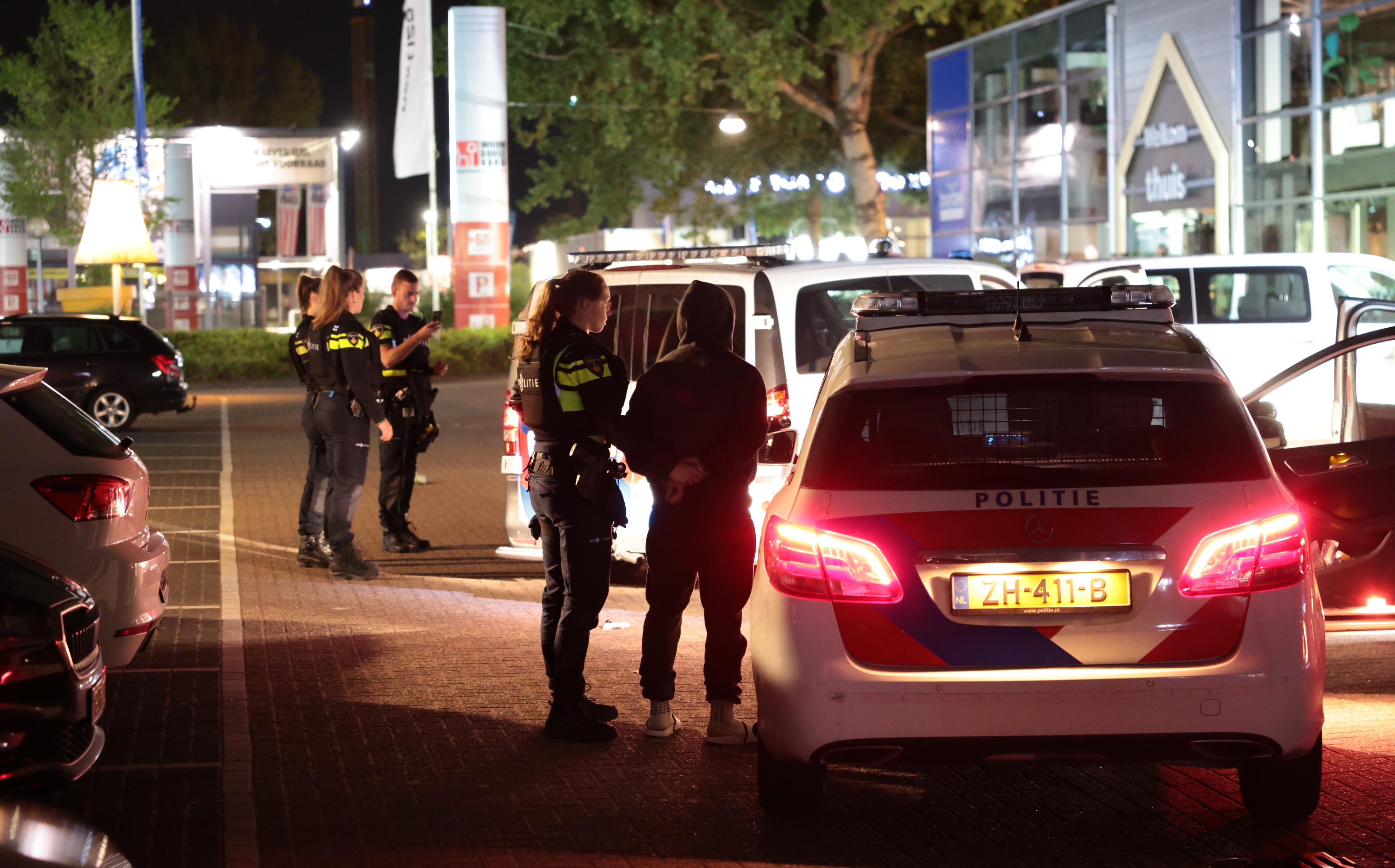Na een schietpartij in Groningen in de Veldspaatstraat haalde de politie met getrokken wapens twee jongens uit hun auto op het Hoendiep. Na controle bleken zij niet met het incident te maken te hebben.
