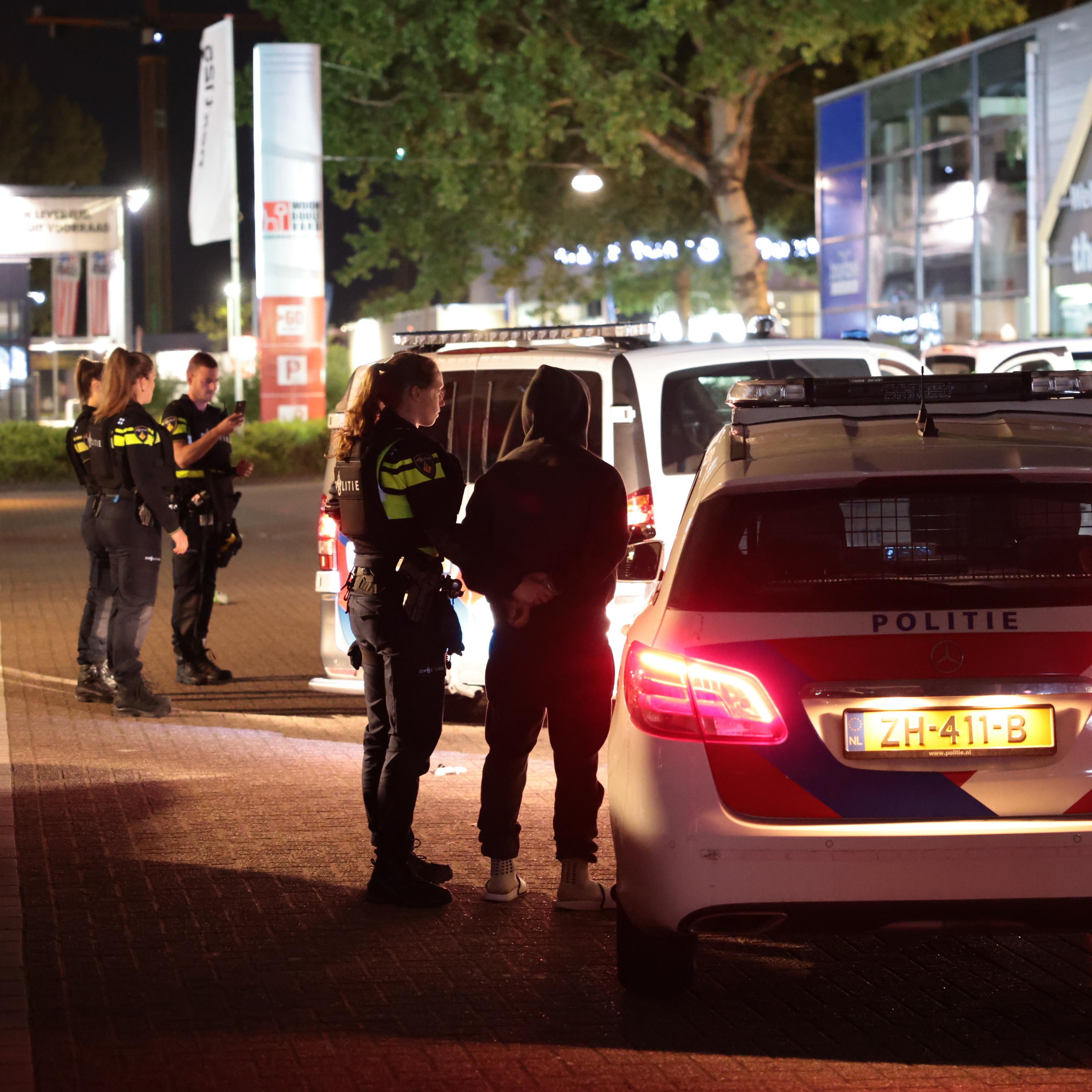 Na een schietpartij in Groningen in de Veldspaatstraat haalde de politie met getrokken wapens twee jongens uit hun auto op het Hoendiep. Na controle bleken zij niet met het incident te maken te hebben.