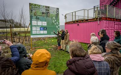 Annemarie Hannink van de Hanze opent met Ludo Mennes van de Rabobank en Bart Joling van Stichting Koploperbos het nieuwe bos op de Zernike Campus Groningen.