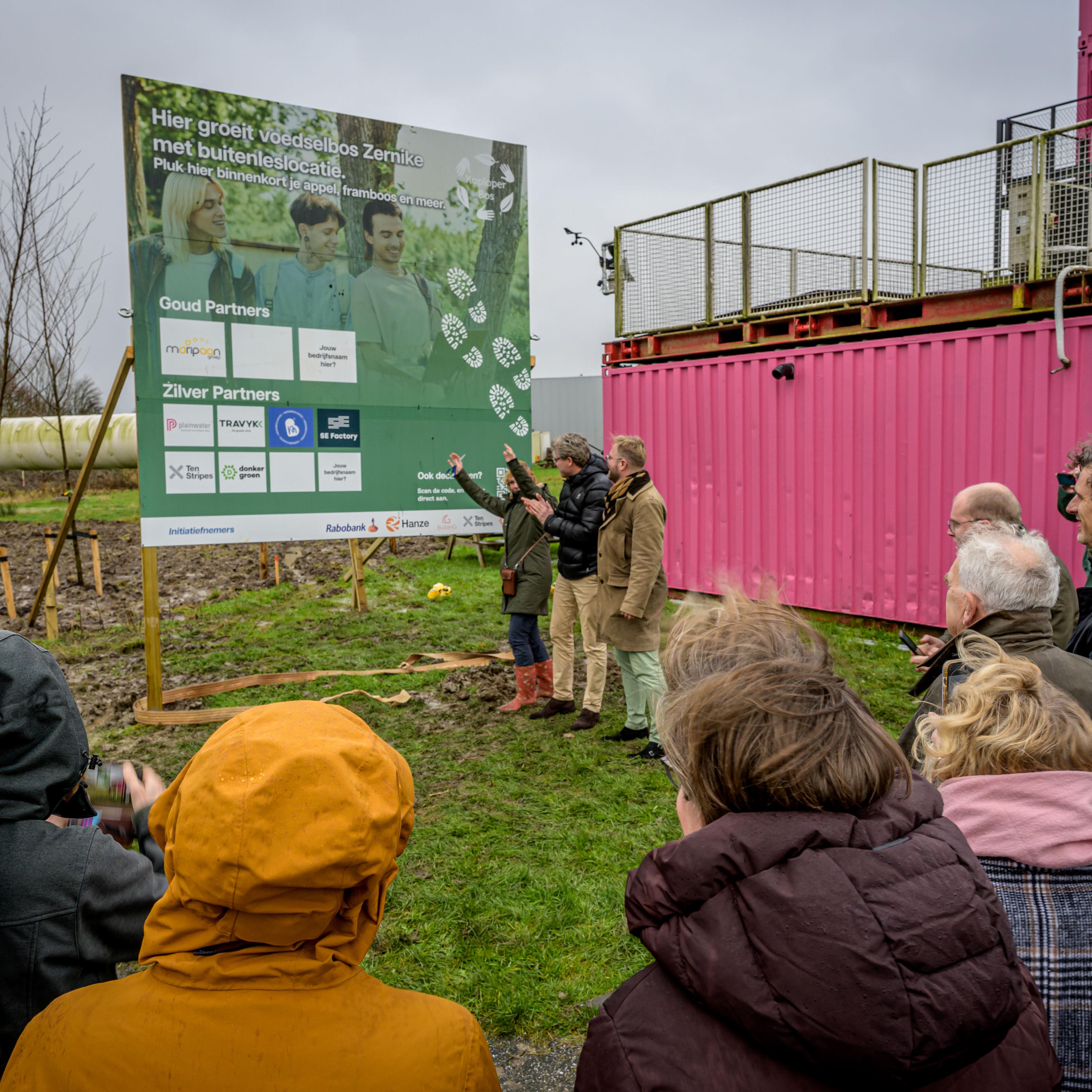 Annemarie Hannink van de Hanze opent met Ludo Mennes van de Rabobank en Bart Joling van Stichting Koploperbos het nieuwe bos op de Zernike Campus Groningen.