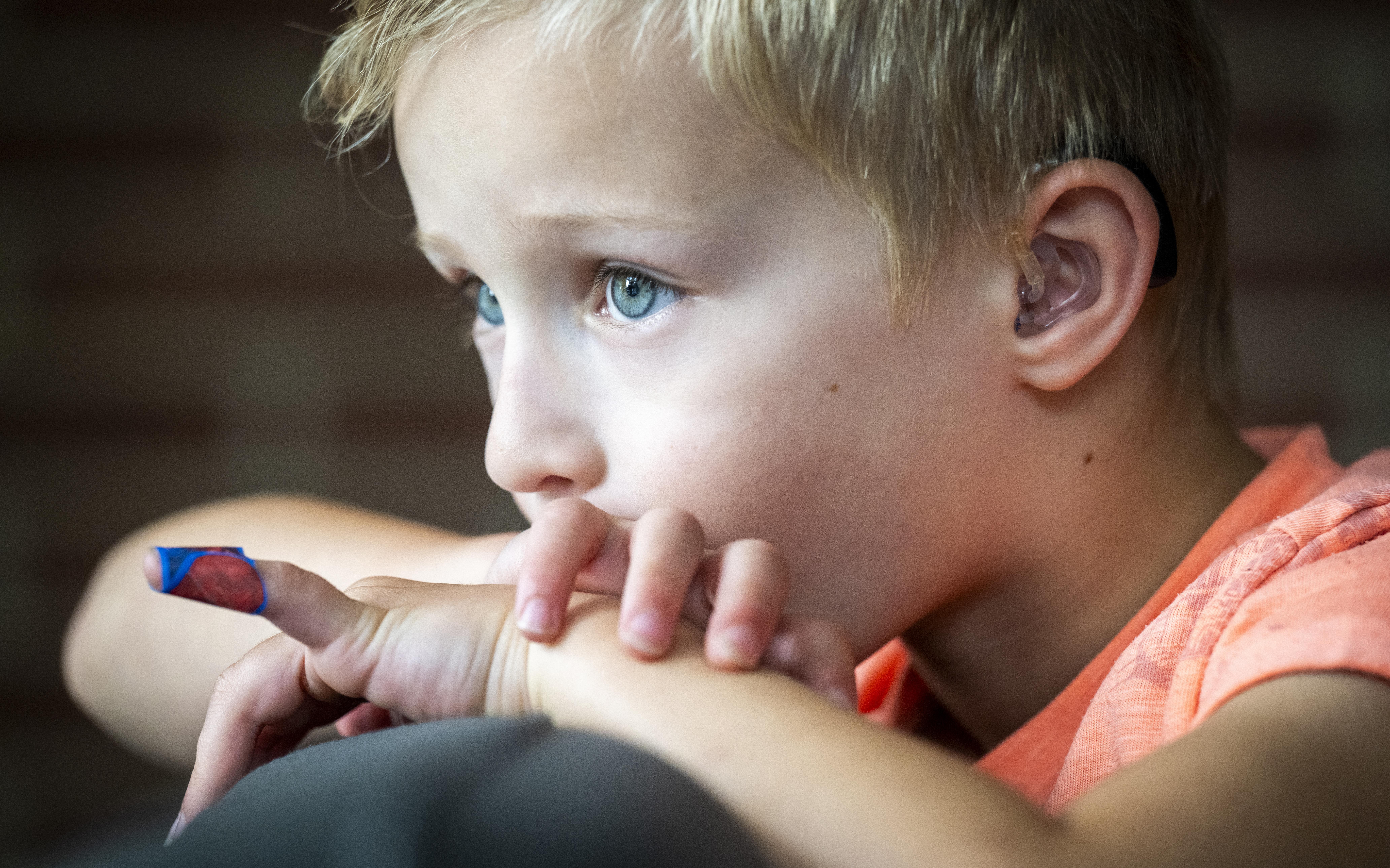 Kian is al zeer hardhorend en zal ook langzaam blind worden. "Het lijkt wel alsof hij nu alles extra goed in zich opneemt", vindt moeder Susan. 