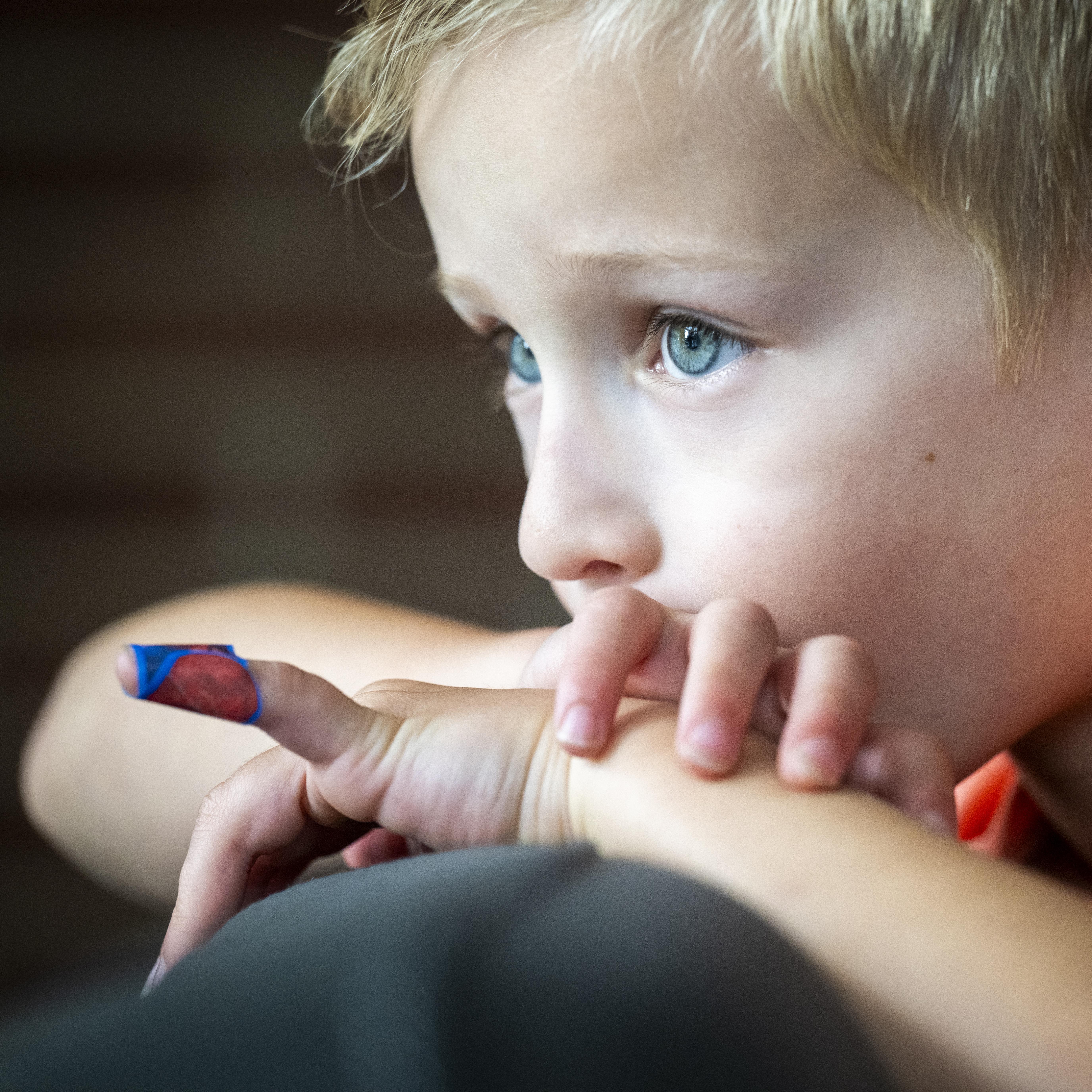 Kian is al zeer hardhorend en zal ook langzaam blind worden. "Het lijkt wel alsof hij nu alles extra goed in zich opneemt", vindt moeder Susan. 