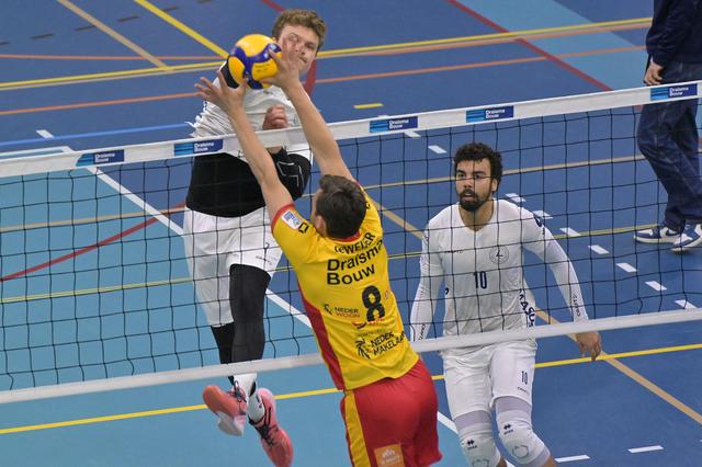 Ian Parish slaat de bal in het block van Freek de Weijer van Dynamo.