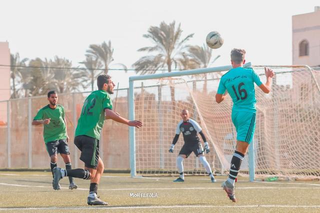 Karam Abu Batnein (nummer 16) kopt namens zijn club Rafah.