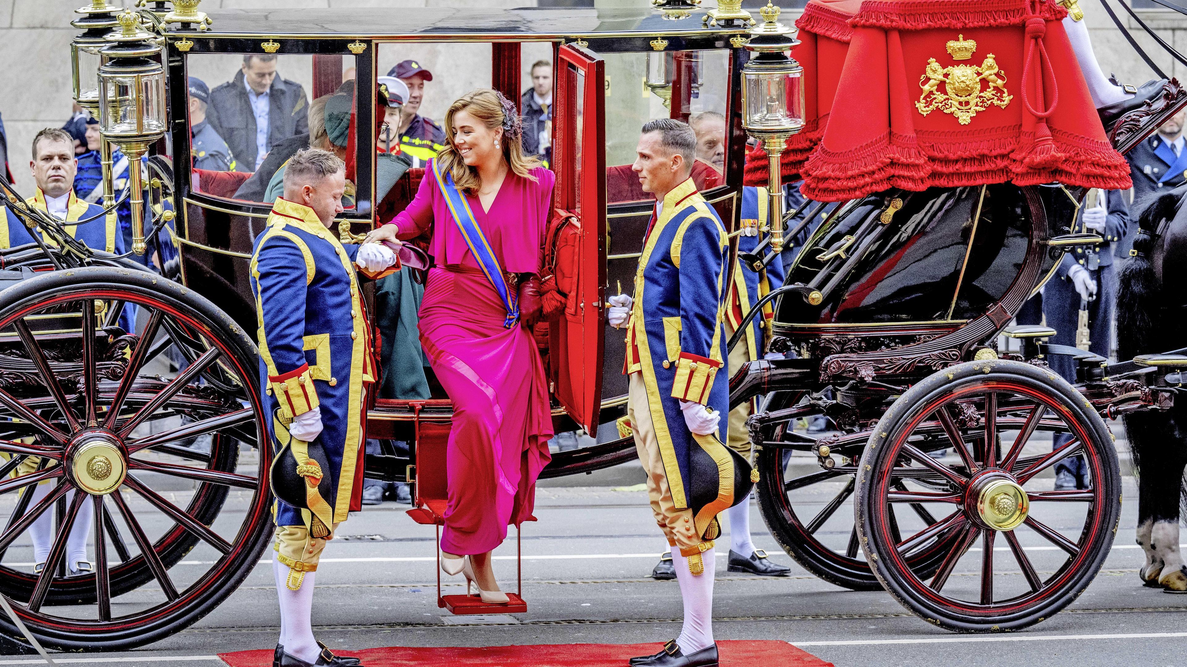 Prinses Alexia stapt uit de glazen koets.