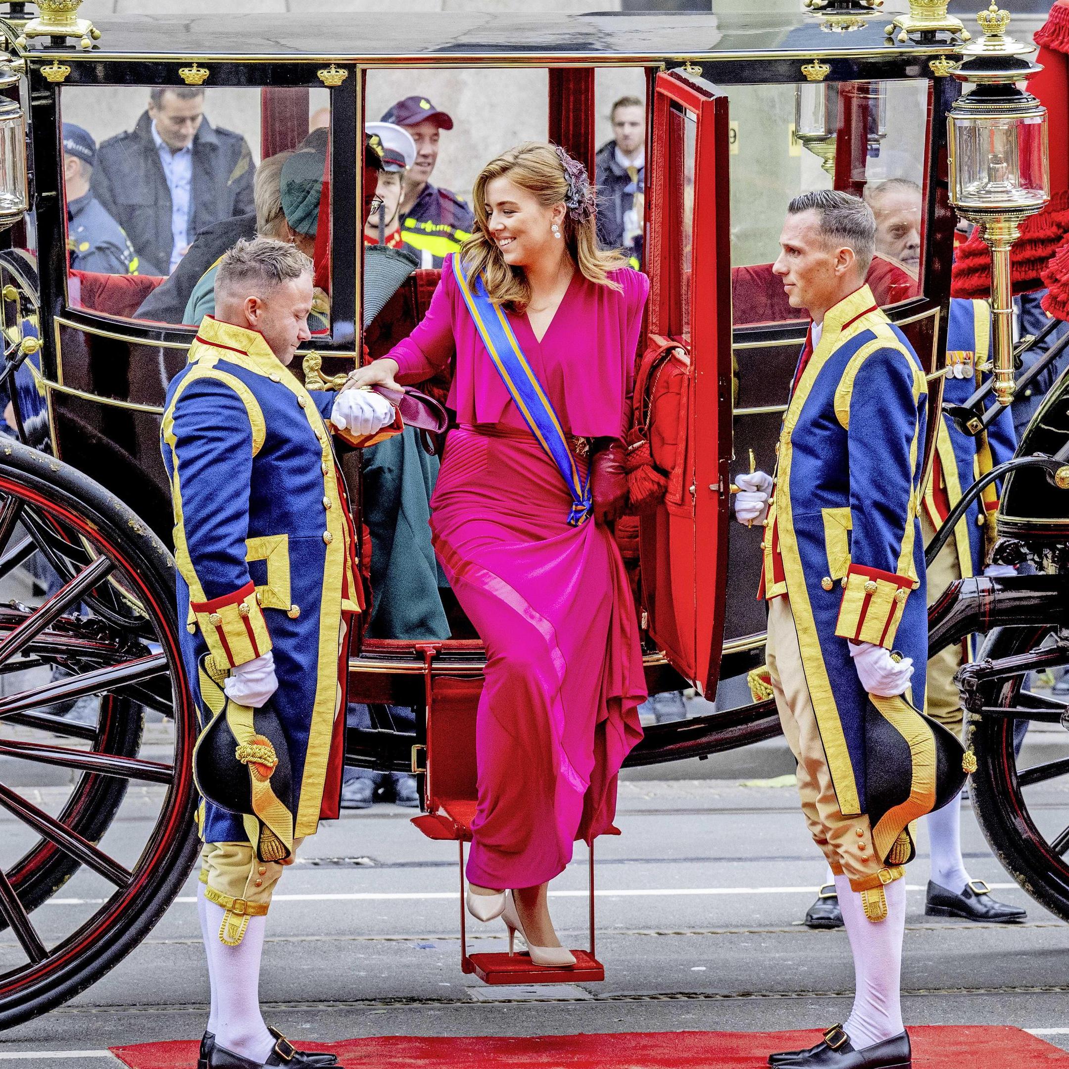 Prinses Alexia stapt uit de glazen koets.