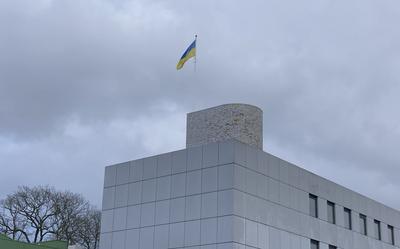 De vlag van Oekraine op het dak van het Emmer gemeentehuis.
