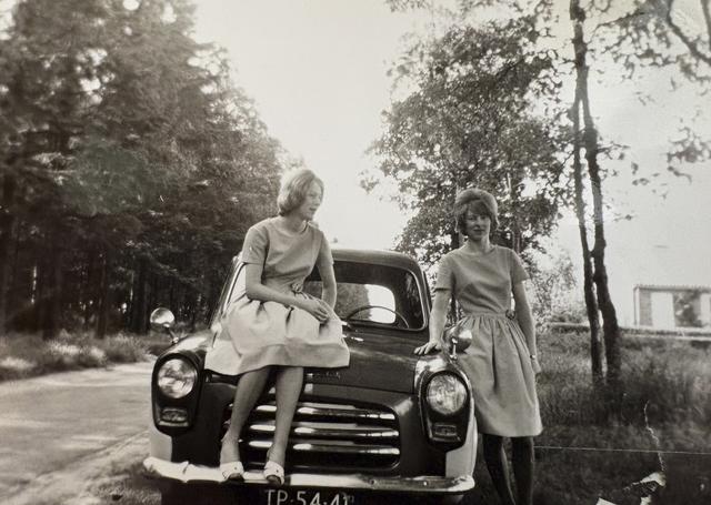 Gerda (links) en Miep Neehoff in vroeger tijden.