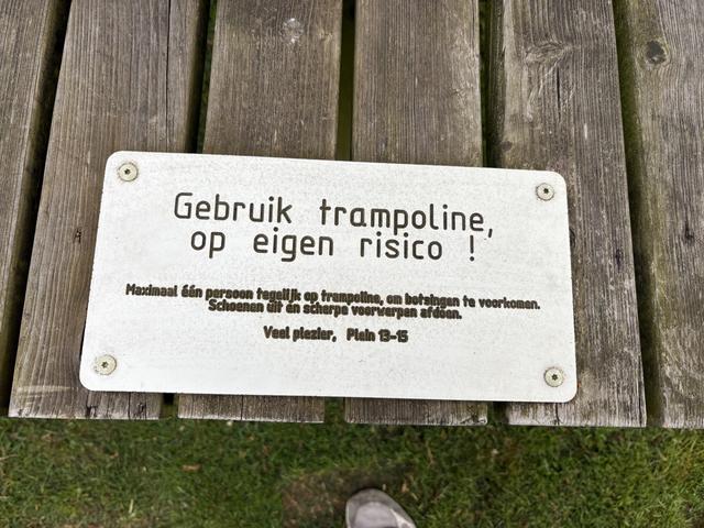 Het waarschuwingsbordje naast de trampoline.
