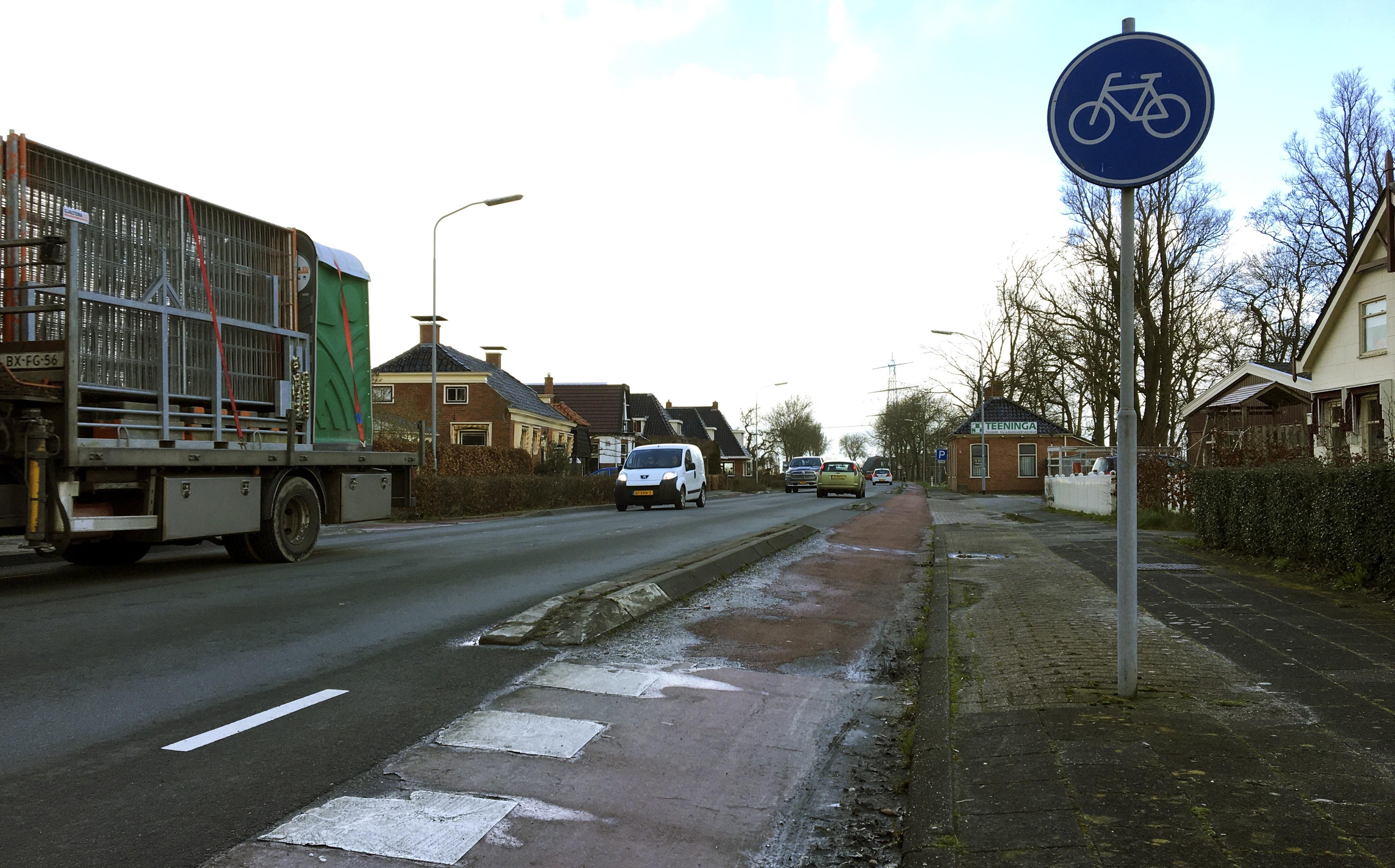 De verhogingen, het fietspad en het voetpad worden in Sauwerd verwijderd en vervangen door klinkers.