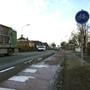 De verhogingen, het fietspad en het voetpad worden in Sauwerd verwijderd en vervangen door klinkers.