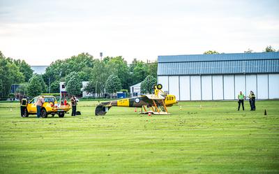 Het vliegtuig ligt ondersteboven op het veld in Hoogeveen.