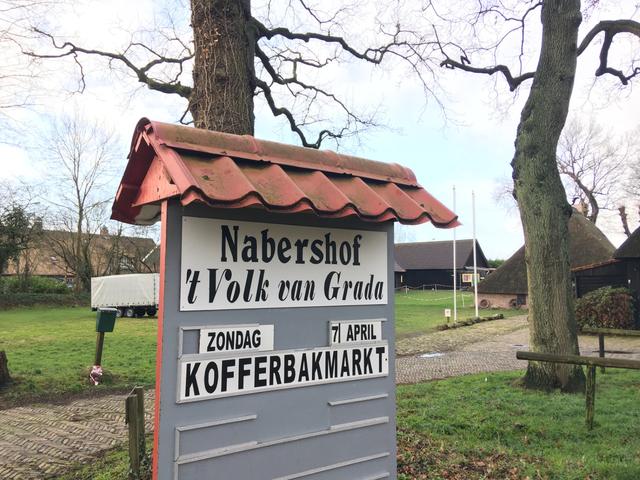 De Nabershof en bijbehorende gebouwen hingen 't Volk van Grada als een molensteen om de nek. 