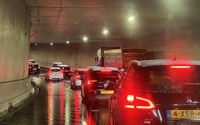 Vrachtwagens komen niet omhoog uit de tunnel bij het Julianaplein.