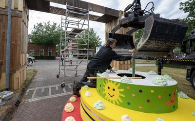 Aan het Weerdingerkanaal wordt hard gewerkt aan een mooie ereboog met daar bovenop een grote taart.