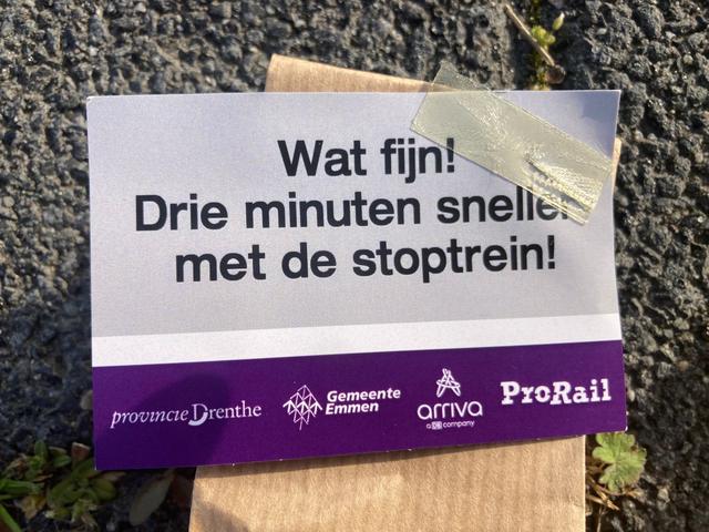 Het kaartje dat op de zakjes paaseitjes zat.