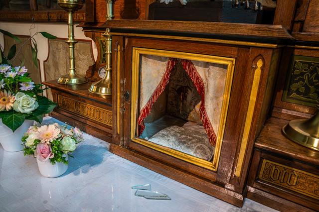 Het kastje waarin de relieken van de heilige Gerardus Marjella lagen. Voor de diefstal werd het glas ervan vernield.