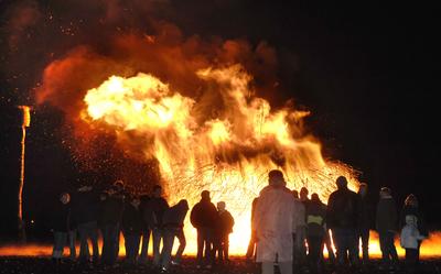De traditie van paasvuren staat onder druk door aangescherpte regels rond veiligheid en de uitstoot van schadelijke stoffen.