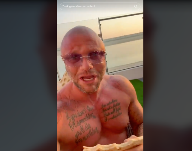 Still uit video Alex M. in het buitenland.