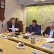 De intentieverklaring voor de bouw van een elektriciteitsstation op bedrijventerrein Riegmeer wordt getekend. V.l.n.r.: Annemiek Berends (Tennet), Han Slootweg (Enexis), Eddy Veenstra (Rendo) en wethouder Jan Zwiers van de gemeente Hoogeveen. 