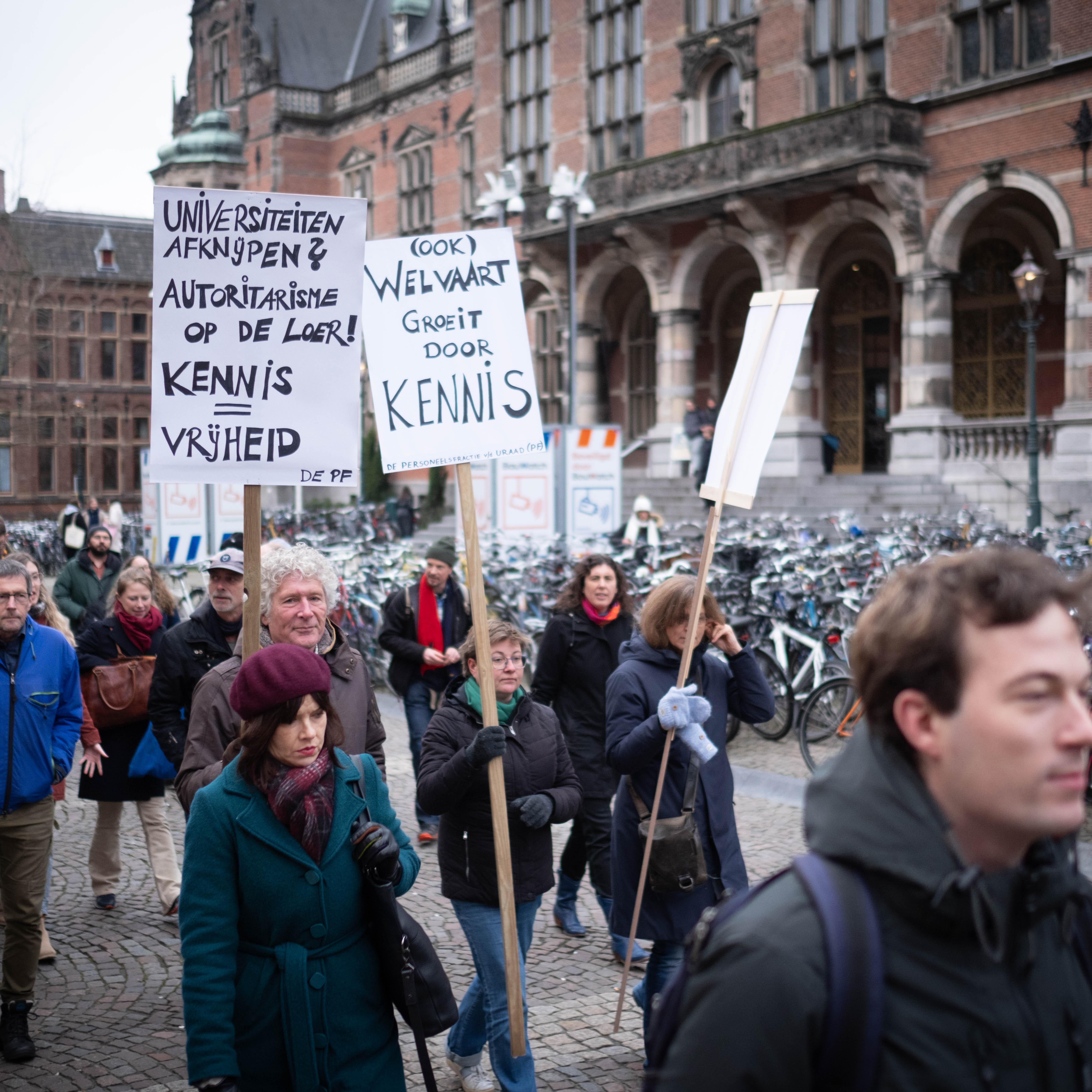 Medewerkers van Rijksuniversiteit Groningen organiseerden woensdag een lawaaiprotest tegen de bezuinigingen in het onderwijs.