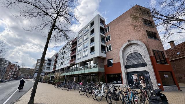 Hotel de Oosterboog komt in dit complex. De begane grond is gereserveerd voor het restaurant, de bar en lobby, daarboven zitten appartementen en daar weer boven komen de hotelkamers.