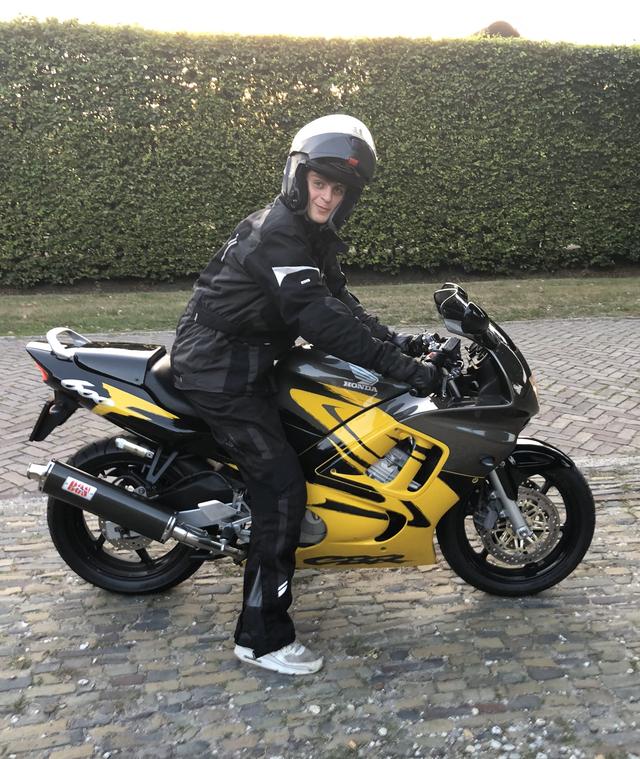 Diëm op de motor van bonusmoeder Jeanet.