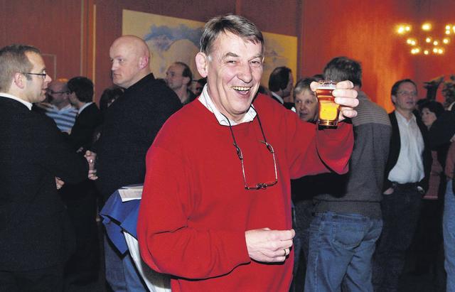 PvdA-lijsttrekker én wethouder Gezienes Evenhuis op de verkiezingsavond in 2006. Toen viel er nog wat te vieren voor de Emmer PvdA: 18 zetels werden er binnengehaald. 